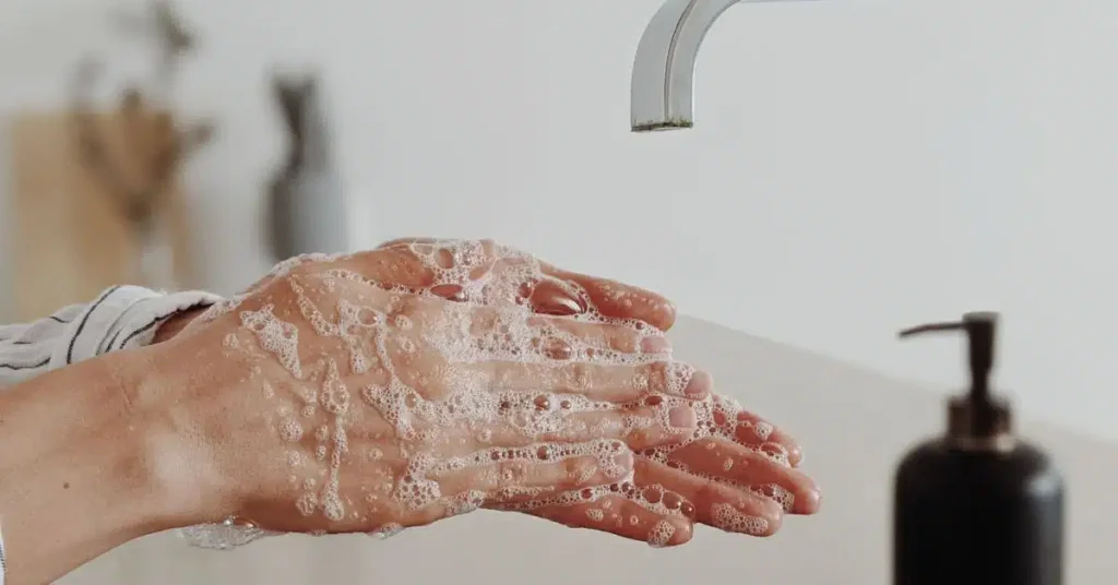 به طور مکرر دست‌های خود را بشویید