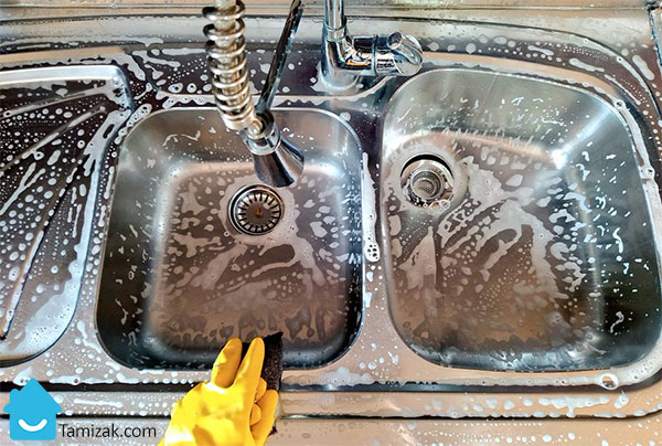 نظافت سینک آشپزخانه توسط نظافتچی آقا